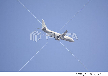 快晴の青空を飛行する米海軍のP-8Aポセイドン哨戒機 81787408