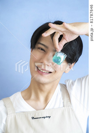 洗濯洗剤を持つ男性 洗濯洗剤を持つ男性 81787646