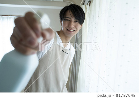 掃除をする男性 掃除をする男性 81787648