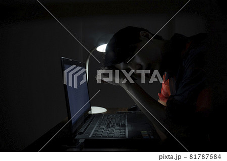 暗い部屋でパソコンに向かう男性 暗い部屋でパソコンに向かう男性 81787684