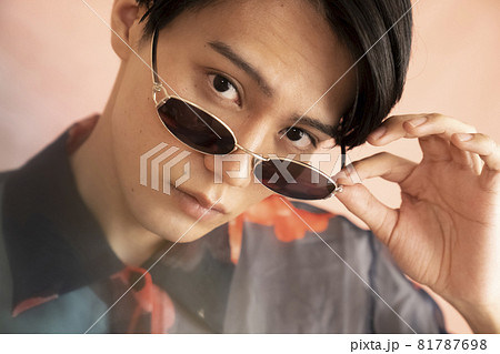 サングラスをかけた男性のポートレートの写真素材
