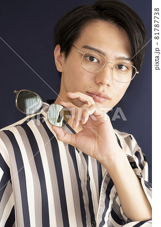 2wayサングラスと男性のポートレート 81787738