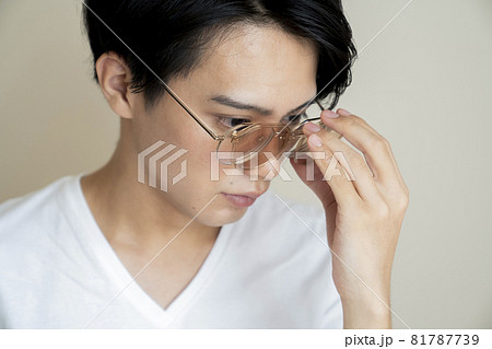 2wayサングラスと男性のポートレート 81787739