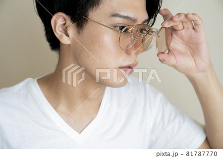 2wayサングラスと男性のポートレート 81787770