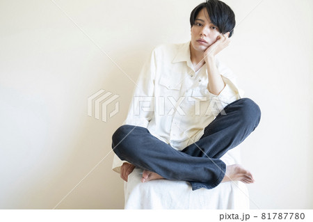 カジュアルなファッションの男性ポートレートの写真素材