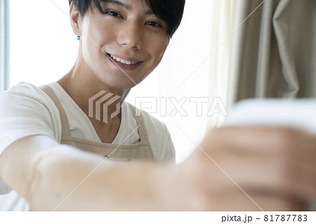 掃除をする男性 81787783