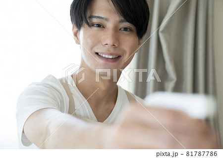 掃除をする男性 掃除をする男性 81787786