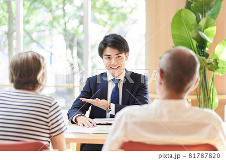 高齢者夫婦に相続のアドバイスをする士業 高齢者夫婦に相続のアドバイスをする士業 81787820