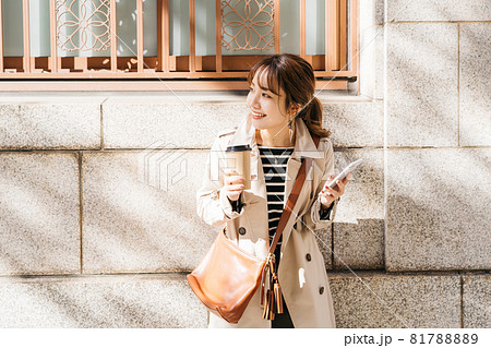 待ち合わせをする女性 待ち合わせをする女性 81788889