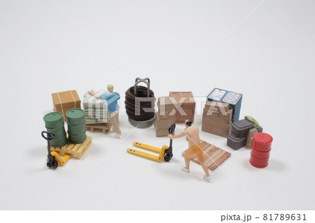 a mini worker figure move the products 81789631