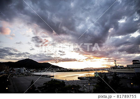 【レタッチ仕上げ】函館市ともえ大橋から見る秋の夕陽シリーズ2021 【レタッチ仕上げ】函館市ともえ大橋から見る秋の夕陽シリーズ2021 81789755