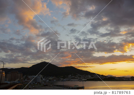【レタッチ仕上げ】函館市ともえ大橋から見る秋の夕陽シリーズ2021 81789763