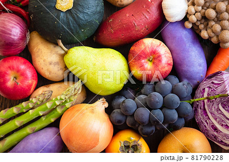 秋の果物や野菜(ハイアングル) 81790228