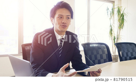 会話するビジネスマン 会話するビジネスマン 81790515