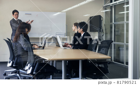 会議室でミーティングする人々 会議室でミーティングする人々 81790521