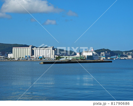 小樽 南防波堤から観る港の風景 小樽 南防波堤から観る港の風景 81790686