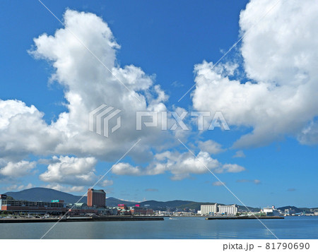 小樽　雲と小樽港の風景 81790690