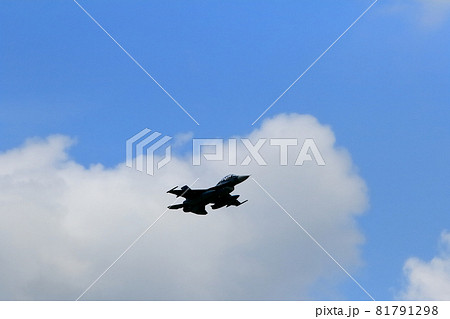 青空と訓練機 81791298