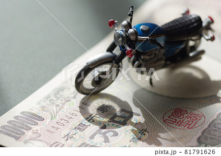 ミニチュアのバイクとお金 81791626