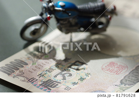 ミニチュアのバイクとお金 81791628