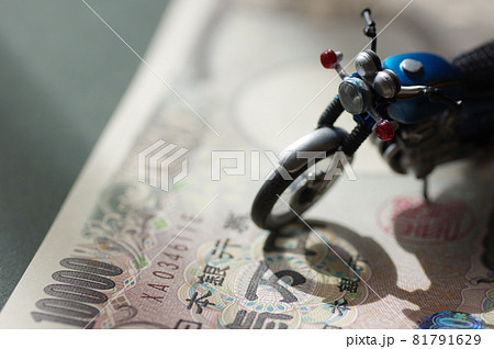 ミニチュアのバイクとお金 81791629