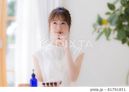 アロマテラピーを楽しむ女性 81791851