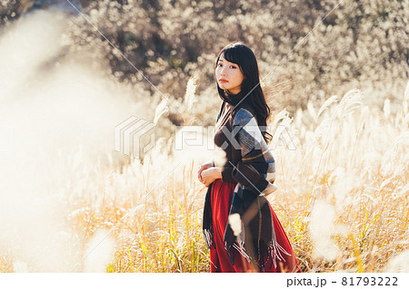 ススキと美しい女性 ススキと美しい女性 81793222