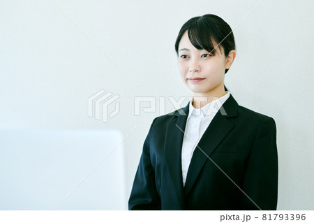 家でオンライン面接を受ける女性 家でオンライン面接を受ける女性 81793396