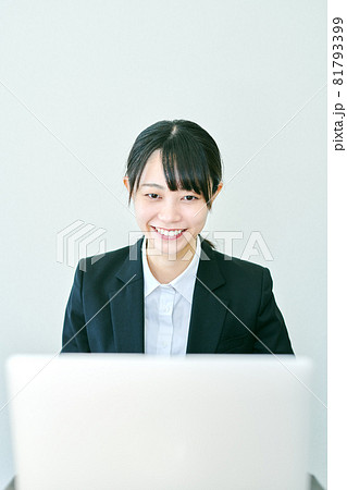 家でオンライン面接を受ける女性 家でオンライン面接を受ける女性 81793399