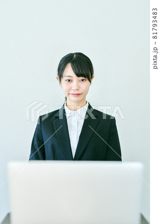 家でオンライン面接を受けている女性 家でオンライン面接を受けている女性 81793483