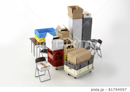 ロッカールーム_散らかった部屋 81794097