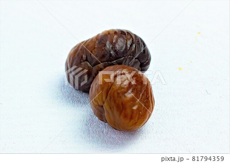 白背景にたたずむ2個の甘栗 81794359