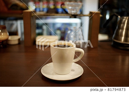 カウンターに置かれたコーヒーカップ 81794873