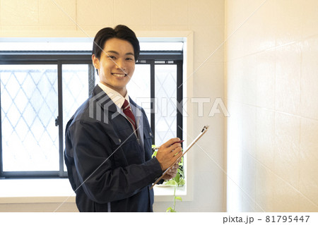 風呂場のリフォームの見積もりをするビジネスマン 81795447