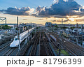 京都・夕暮れと新幹線 81796399