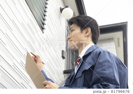 家のリフォームの見積もりをするビジネスマン 81796676