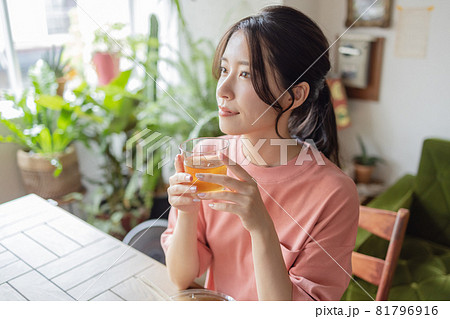 麦茶を飲むかわいい女性 81796916