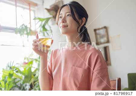 麦茶を飲むかわいい女性 81796917