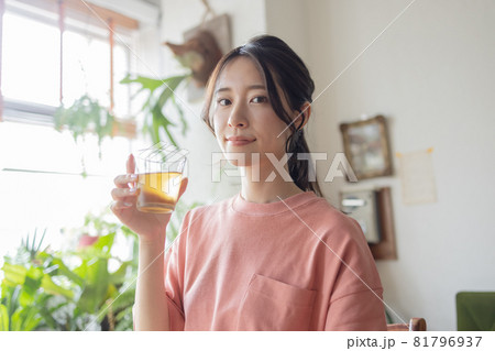 麦茶を飲むかわいい女性 麦茶を飲むかわいい女性 81796937