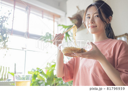 部屋で食事をする若い女性 部屋で食事をする若い女性 81796939