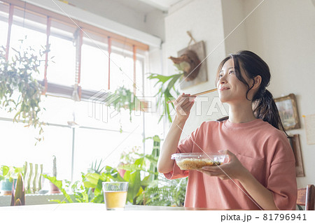 部屋で食事をする若い女性 部屋で食事をする若い女性 81796941