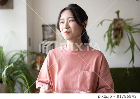 部屋で食事をする若い女性 部屋で食事をする若い女性 81796945