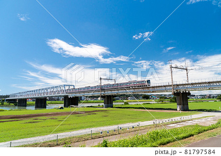 多摩川のサイクリングロードから見た京王線の電車 散歩 夏の青空と雲 東京都調布市 多摩川のサイクリングロードから見た京王線の電車 散歩 夏の青空と雲 東京都調布市 81797584