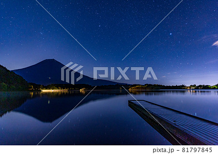 （静岡県）深夜の田貫湖と富士山 81797845