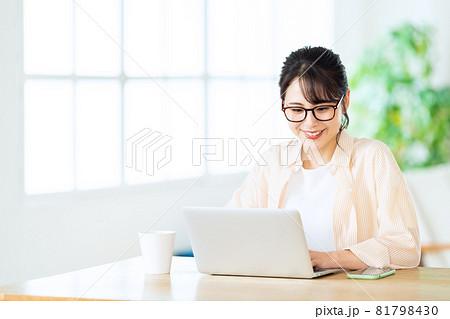 女性　パソコン　テレワーク　リビング　ライフスタイル　カジュアル 81798430