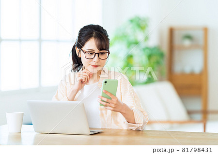 女性　パソコン　テレワーク　リビング　ライフスタイル　カジュアル 81798431