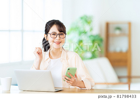 女性　パソコン　テレワーク　リビング　ライフスタイル　カジュアル 81798433