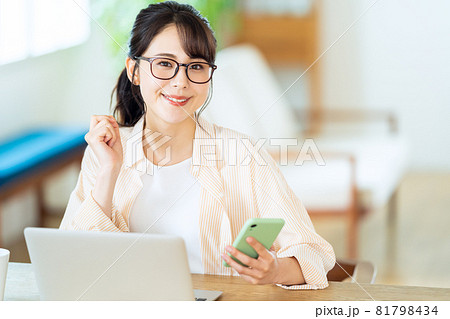 女性 パソコン テレワーク リビング ライフスタイル カジュアル 女性 パソコン テレワーク リビング ライフスタイル カジュアル 81798434
