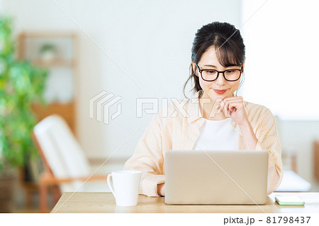 女性　パソコン　テレワーク　リビング　ライフスタイル　カジュアル 81798437