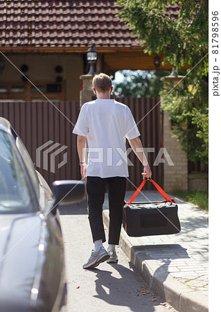 Messenger in black uniform with thermo bag 81798596